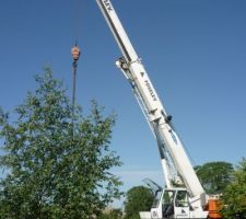 Mise en place de la grue à une vingtaine de mètres de la maison.