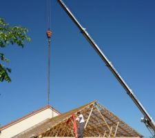 Mise en place des 4 élingues qui seront attachées au 4 chaines de la grue pour soulever les fermettes.