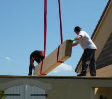 Et une panne de plus.

La poutre centrale est constitu&eacute;e de 4 pannes lamell&eacute;es coll&eacute;es de 100 mm sur 500 mm les unes contre les autres.

Les poutres qui vont de la poutre centrale vers les murs ext&eacute;rieurs sont faites de 2 pannes lamell&eacute;es coll&eacute;es de 100 mm sur 500 mm.

De pr&ecirc;t c'est impressionnant !