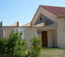 Voil&agrave;, la premi&egrave;re journ&eacute;e de chantier est termin&eacute;e. Je pense que se sera certainement la plus impressionnante !

Toutes les poutres sont fix&eacute;es.

Demain pose des solives, des contreventement et du plancher.