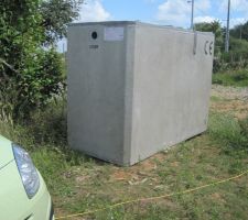 La fosse septique 4000L béton. elle pèse environ 2 tonnes...