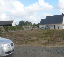 Photo de notre terrain, vue nord, maison R 1 sur le terrain au sud, entr&eacute;e du terrain sur la gauche.