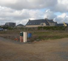 Vue sud ouest de notre terrain, &agrave; droite entr&eacute;e de la maison voisine R 1.