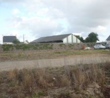 Vue ouest, corps de ferme visible derri&egrave;re.