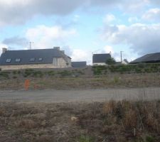 Vue ouest, compteur et entr&eacute;e terrain visible sur la gauche.