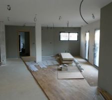 Pose du parquet (massif) et peintures murales