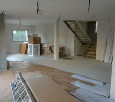 Pose parquet et au fond la cuisine Su&eacute;doise en Kit.