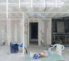 Les murs sont pos&eacute;s, les volumes apparaissent enfin.&agrave; gauche on apper&ccedil;oit le renfocement de la cuisine, en face le couloir et &agrave; droite le future salon