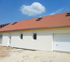 Le crepi est fait, il restera à rajouter le clein d'oeil à la struture avec un petit bardage en bois autour de la porte d'entrée et de celle du garage