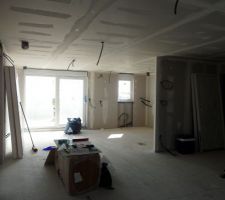 Vue du salon, vers la salle à manger et la cuisine