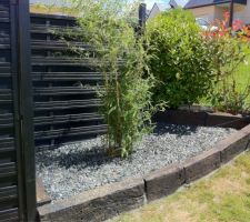 Pare-terre délimité avec des traverses de chemin de fer peintes en noir satiné et forttées avec de la paille de fer pour les vieillir.
Paillage ardoise et Bambou phyllostachys aurea