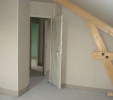 Vue de la chambre, couloir et SDB