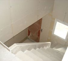 Vue escalier   porte entrée