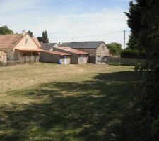 Photo du terrain vu des champs de derri&egrave;re