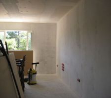 Premi&egrave;re couche de peinture sur le Ba13