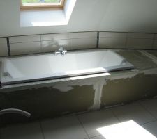 Baignoire en attente de son carrelage