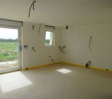 Cuisine ,chappe posée sous couche de peinture et travaux d'electricité réalisés