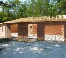 Coté Ouest, garage et les baies du séjour. Bon y'a du boulot pour peindre le bandeau!