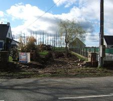 Ouverture des travaux :
- démolition du muret (qui était dans la continuité du muret du voisin jusqu'au poteau EDF
- on voit bien le saule pleureur, sur la droite le long du grillage, qui a été sauvagement abattu alors que ce n'était pas prévu!!! snif!