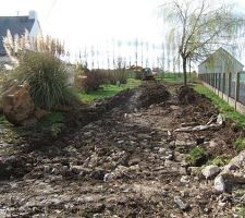 Accès de chantier en cours.

on voit toujours le saule qui a été sauvagement abattu alors qu'il ne genait pas (il y a 5 mètre entre le saule et la limite gauche du terrain.
sachant également que la tranché technique sera sur la gauche (côté des roseaux/pampa)