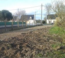 Terrassement en cours
accès de chantier terminé
vue du bout de l'accès de chantier