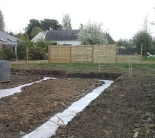 En parallèle, le voisin installe la clôture bois de séparation.
SUPER!!