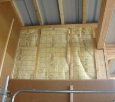 Isolation par l'extérieure en panneaux de fibre de bois. Laine de verre dans les montants de l'ossature
