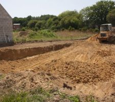 Décapage de la terre végétale et début du terrassement