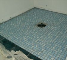 Sol de douche en mosa&iuml;ques de verre