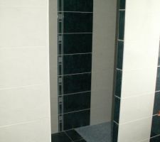 Les faiences sont pos&eacute;es..
ici la douche