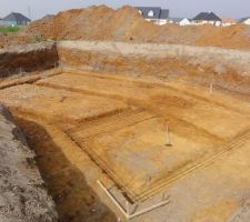 TRACES ET POSE GRILLE FERRAILLE POUR LES FONDATIONS