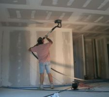 Ponçage des plafond avec une girafe