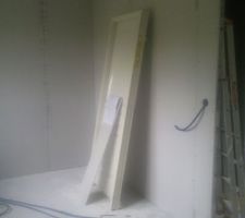 Une porte prête à être posée