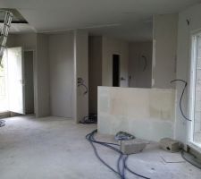 Rez de chaussée: vue de la cuisine et du bar américain à partir de la salle à manger