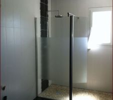 Espace douche avec galet plat blanc 
Dimension de la douche 180CM X 90CM
Dimension paroi: 90 fixe   35 cm pivotant
