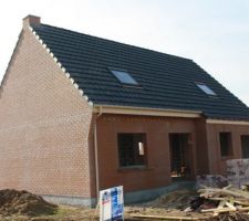 Les couvreurs ont termin&eacute; leur travail. Vue de devant.