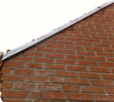 On remarque le joint de ciment le long du zinc... travail de porc, toujours...