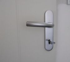 Les poign&eacute;es des portes ont &eacute;t&eacute; mise.