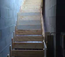 Le coffrage de l'escalier quart tournant du sous sol, j'admire le travail.