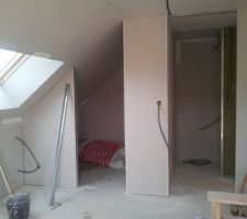 Vue de la porte d'entrée de la chambre et du mini dressing mansardé. velux EST
