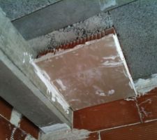 Conduit de cheminée bouchée à la base mais également au dessus avec des ardoises.