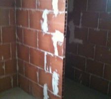 Opela... cette cloison est un peu courte.... allongement de 10cm validée avec le CST :) il s'agit de la douche italienne juste derrière...