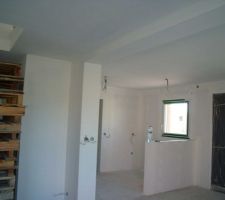 Vue de la cuisine : à droite, le plâtre est brut. A gauche, il a été recouvert par la sous-couche.