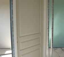Cloison et porte de l'étage en cours