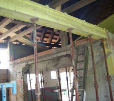 Coffrage et coulage de la poutre en b&eacute;ton pour soutenir la dalle