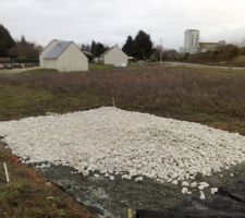 Mise en place du calcaire pour le chemin d'accès A LA MAIN