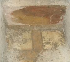 Des decouvertes : le vieux carrelage, et une pierre de taille en plein milieu!