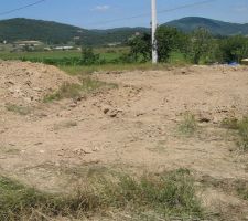 Sur la gauche  , un tas  de  terre laisse  
a l'emplacement de la terrasse......