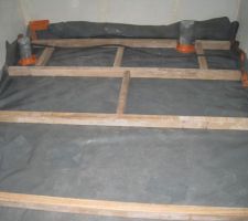 Pose des lambourdes en &eacute;pic&eacute;a sur film d'&eacute;tanch&eacute;it&eacute; dans la salle de bain... (bon le film est pas super bien pos&eacute;, mais c'est assez gal&egrave;re dans une toute petite pi&egrave;ce comme &ccedil;a :))