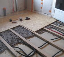 Pose des plaques OSB sur les lambourdes de la cuisine (avec une bande phaltex de 8mm d'&eacute;paisseur entre l'OSB et la lambourde, pour rattrapper les irrr&eacute;gularit&eacute;s, vu que la dalle est pas tiptop plane...)